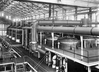 856789 Afbeelding van een verdampingsinstallatie en kookpannen voor S.F. 'Koenir' op Java, vervaardigd door Werkspoor ...